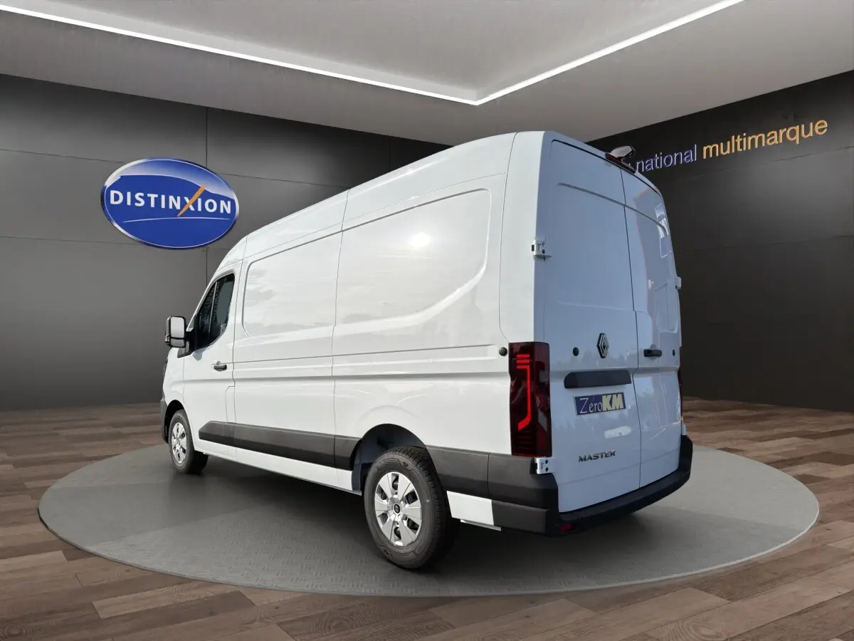 Vue 3/4 arrière droite du Renault Master blanc, fourgon utilitaire avec feux arrière LED et bandeau noir latéral.