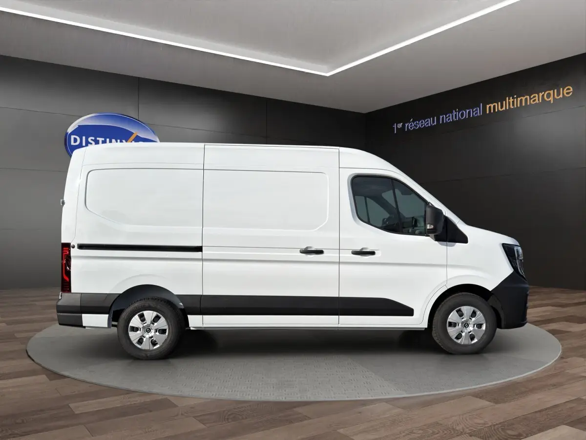 Renault Master blanc vu de profil côté droit, fourgon utilitaire avec protections noires et jantes acier.