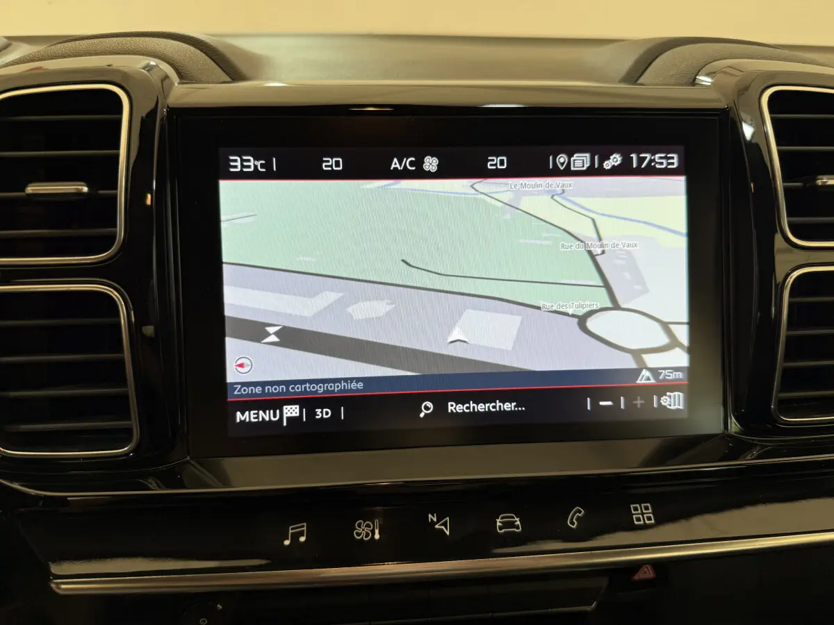 Écran tactile central du tableau de bord du Citroën C5 Aircross 2020 affichant la navigation en mode 3D.