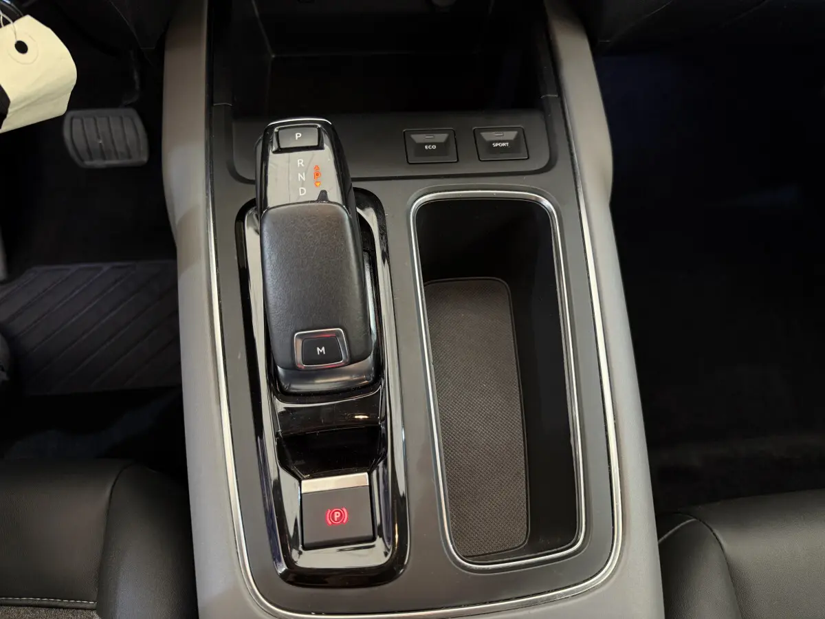 Vue plongeante sur la console centrale noire avec levier de vitesses automatique du Citroën C5 Aircross 2020 gris clair