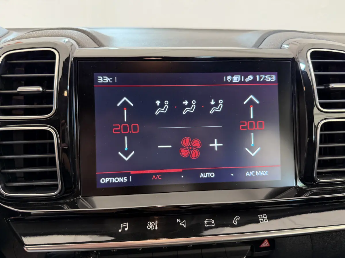 Écran tactile central de la climatisation du Citroën C5 Aircross gris clair, affichant 20°C en mode automatique.