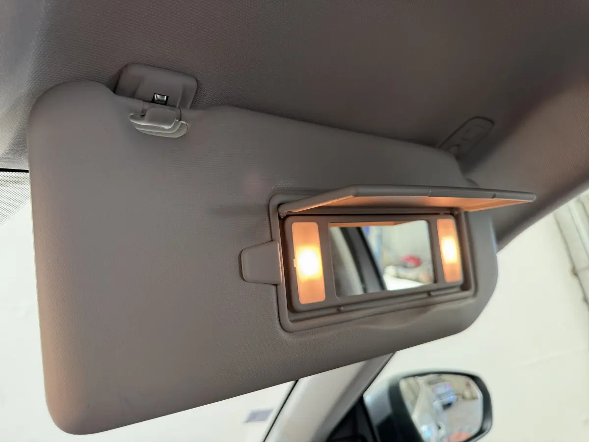 Miroir de courtoisie éclairé sur pare-soleil côté conducteur dans l'habitacle gris clair du Citroën C5 Aircross 2020.
