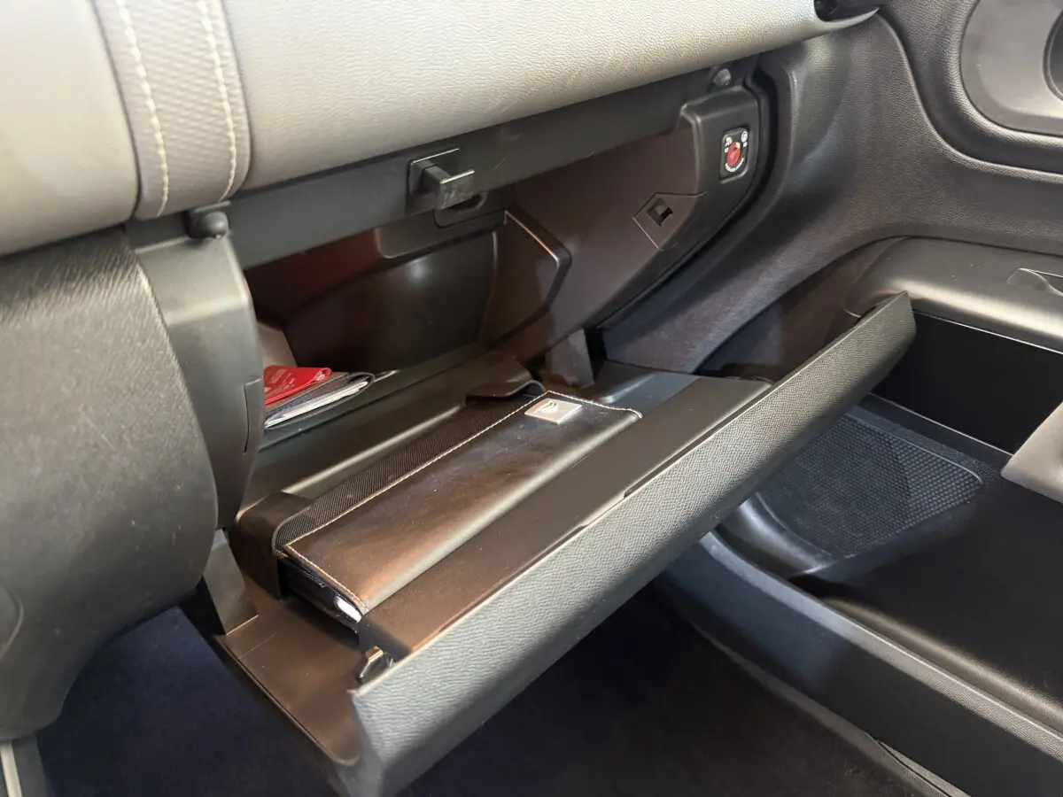 Gros plan de la boîte à gants ouverte côté passager du Citroën C5 Aircross Business avec intérieur noir et rangement visible.