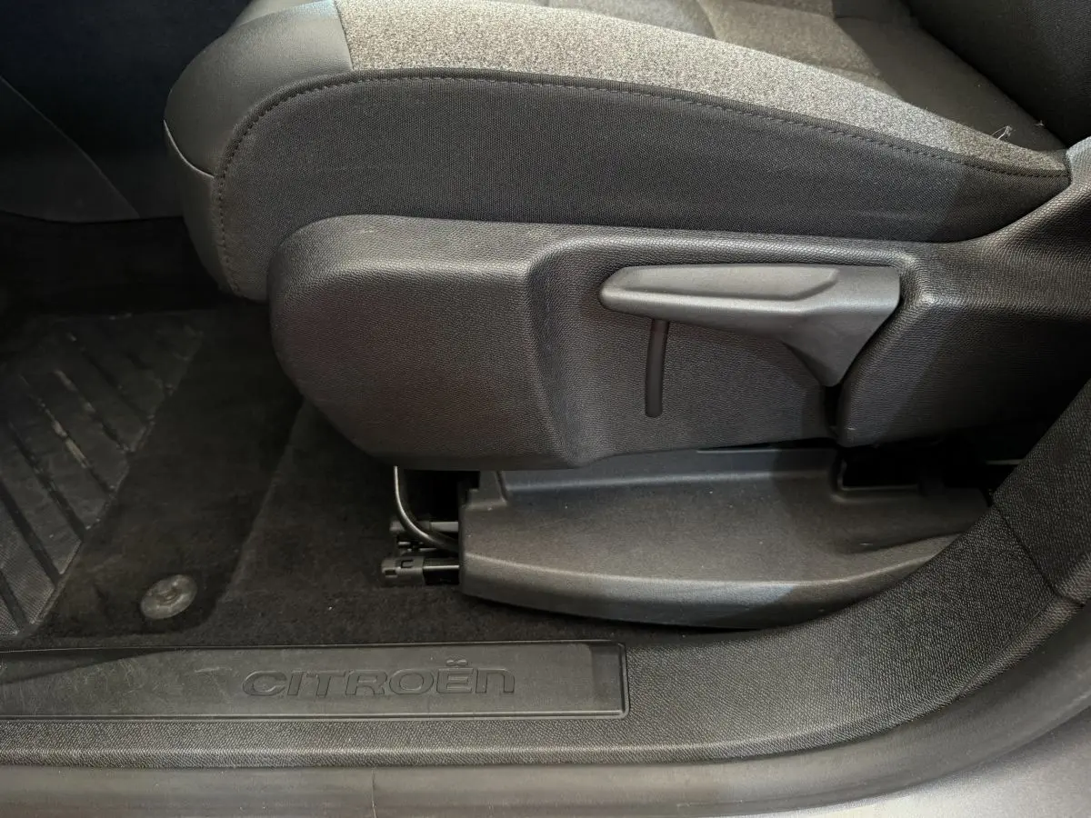 Détail côté gauche du siège avant gris et seuil de porte marqué CITROËN dans un Citroën C5 Aircross 2020.