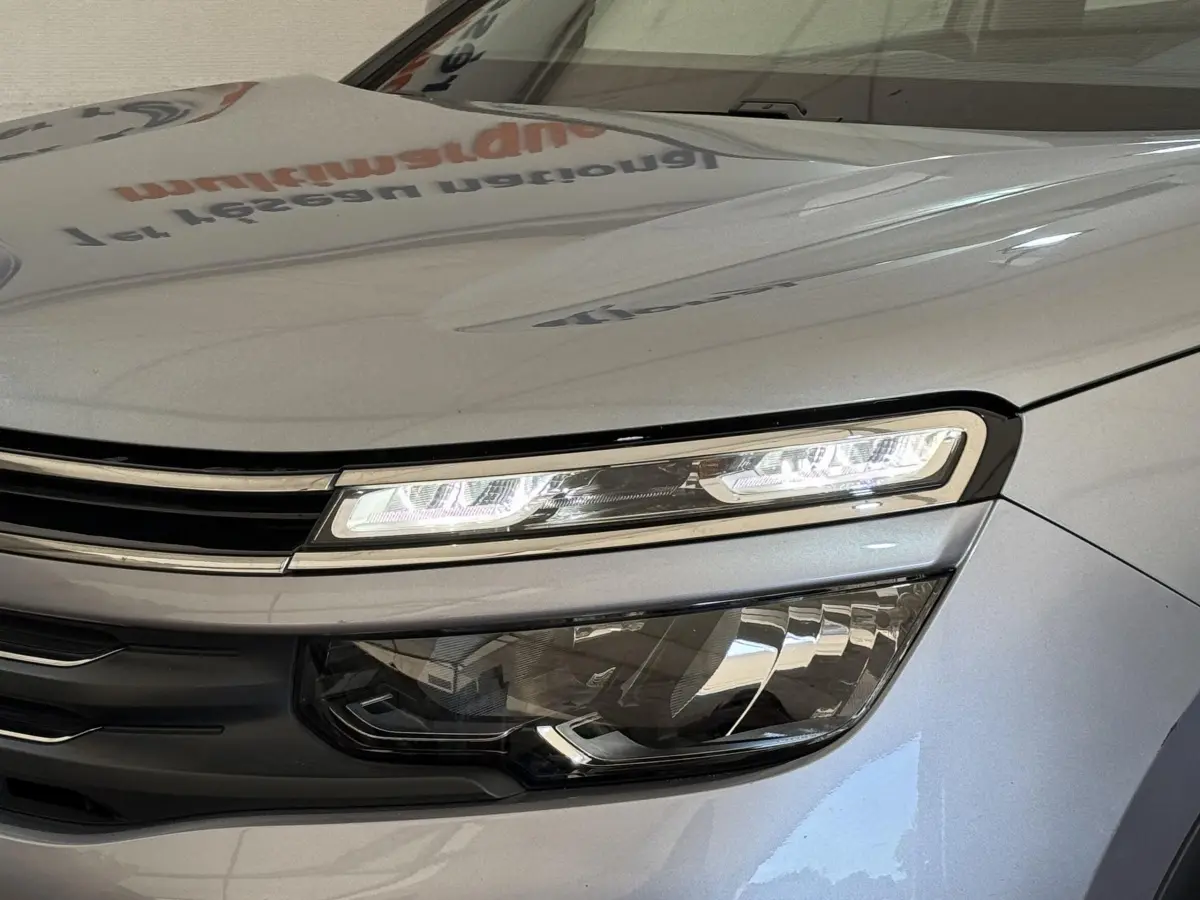 Gros plan sur le phare avant droit LED du Citroën C5 Aircross gris clair, mettant en valeur son design moderne.