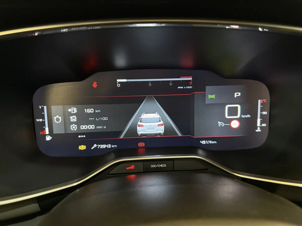 Affichage numérique du tableau de bord du Citroën C5 Aircross gris clair, montrant la vitesse à 0 km/h et l'interface de conduite assistée.