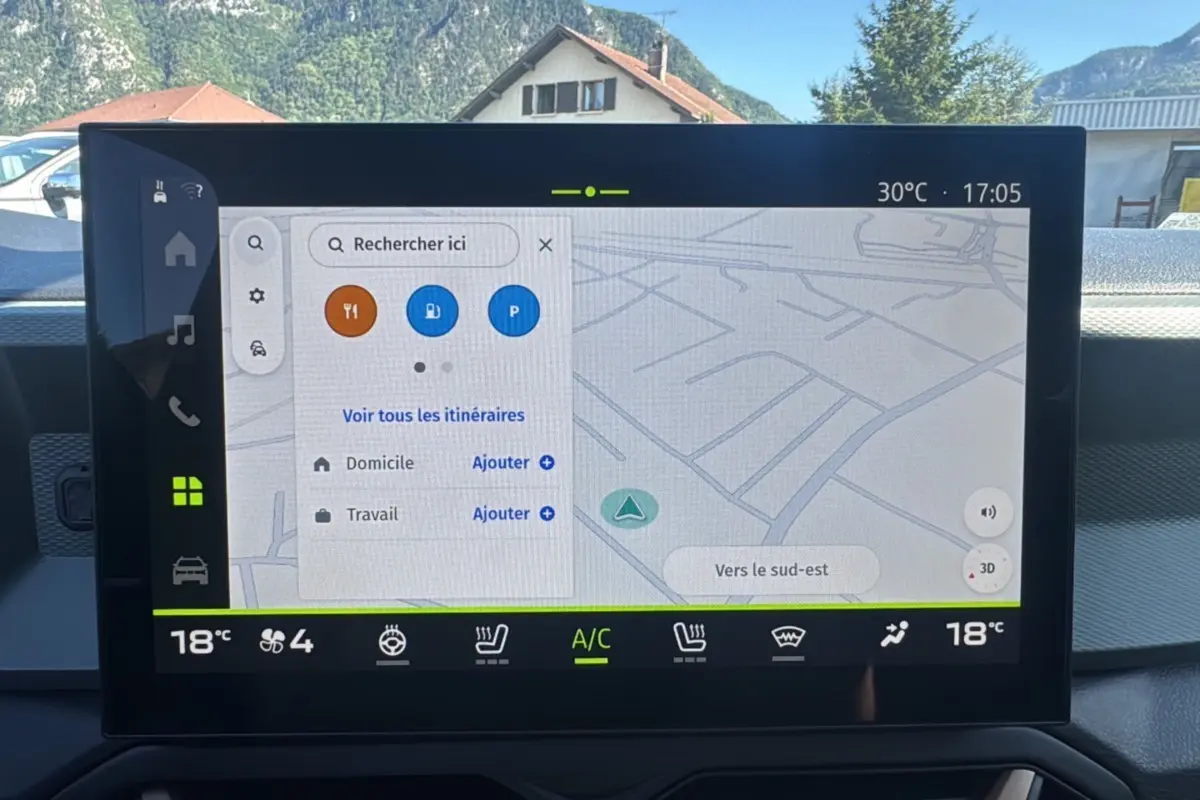 Écran tactile central affichant la navigation dans un DACIA BIGSTER bleu indigo, vue intérieure du tableau de bord.