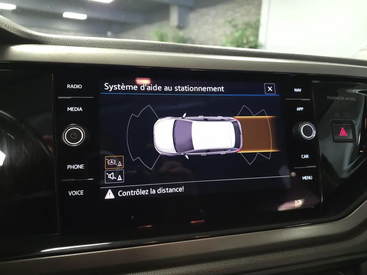 Écran tactile intérieur du système d'aide au stationnement de la Volkswagen Polo 1.6 TDI Lounge Business 2020.