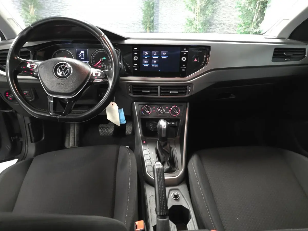 Intérieur de la Volkswagen Polo 2020 vue de face, volant cuir multifonction et console centrale avec écran tactile.