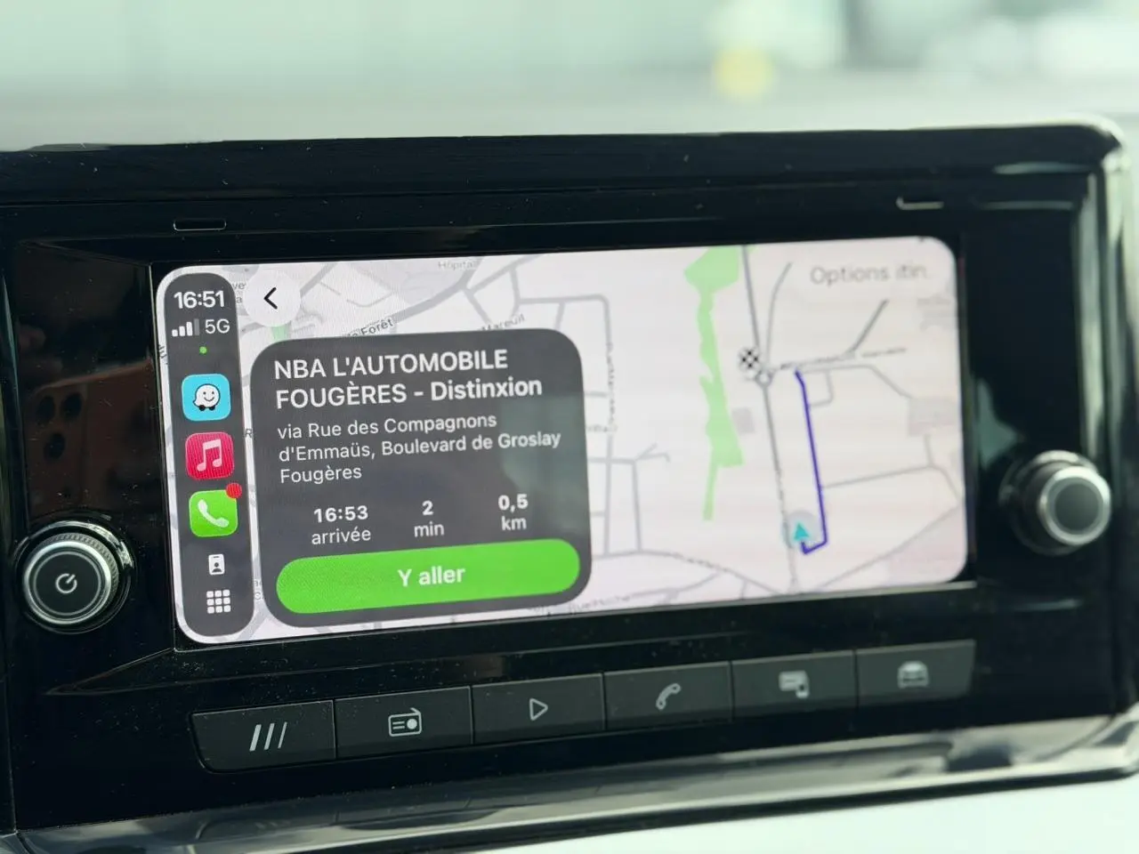 Écran tactile central du système MediaSystem+ du SEAT Arona TSI 115 Style affichant la navigation GPS.