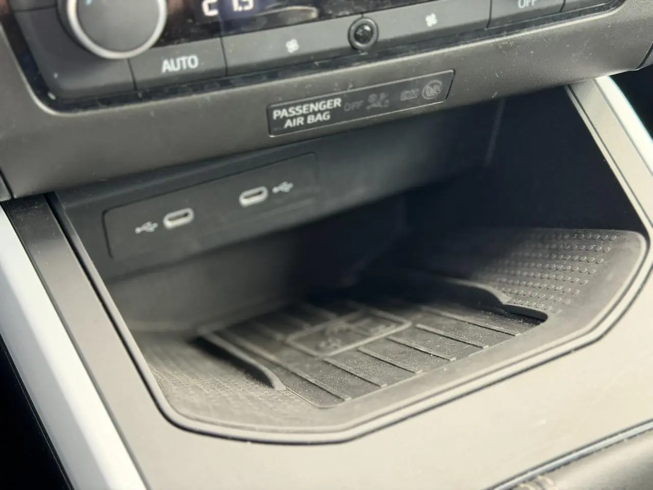 Gros plan sur la console centrale du SEAT Arona TSI 115 Style 2025, montrant les ports USB et le rangement noir mat.