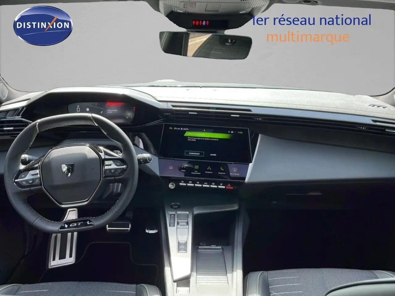 Vue intérieure avant du tableau de bord et volant noir de la Peugeot 308 1.2 Hybrid 145ch GT gris Artense métal.