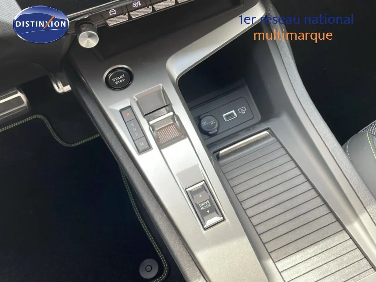 Gros plan sur la console centrale de la Peugeot 308 gris Artense, avec commandes boîte auto et prise USB visibles.
