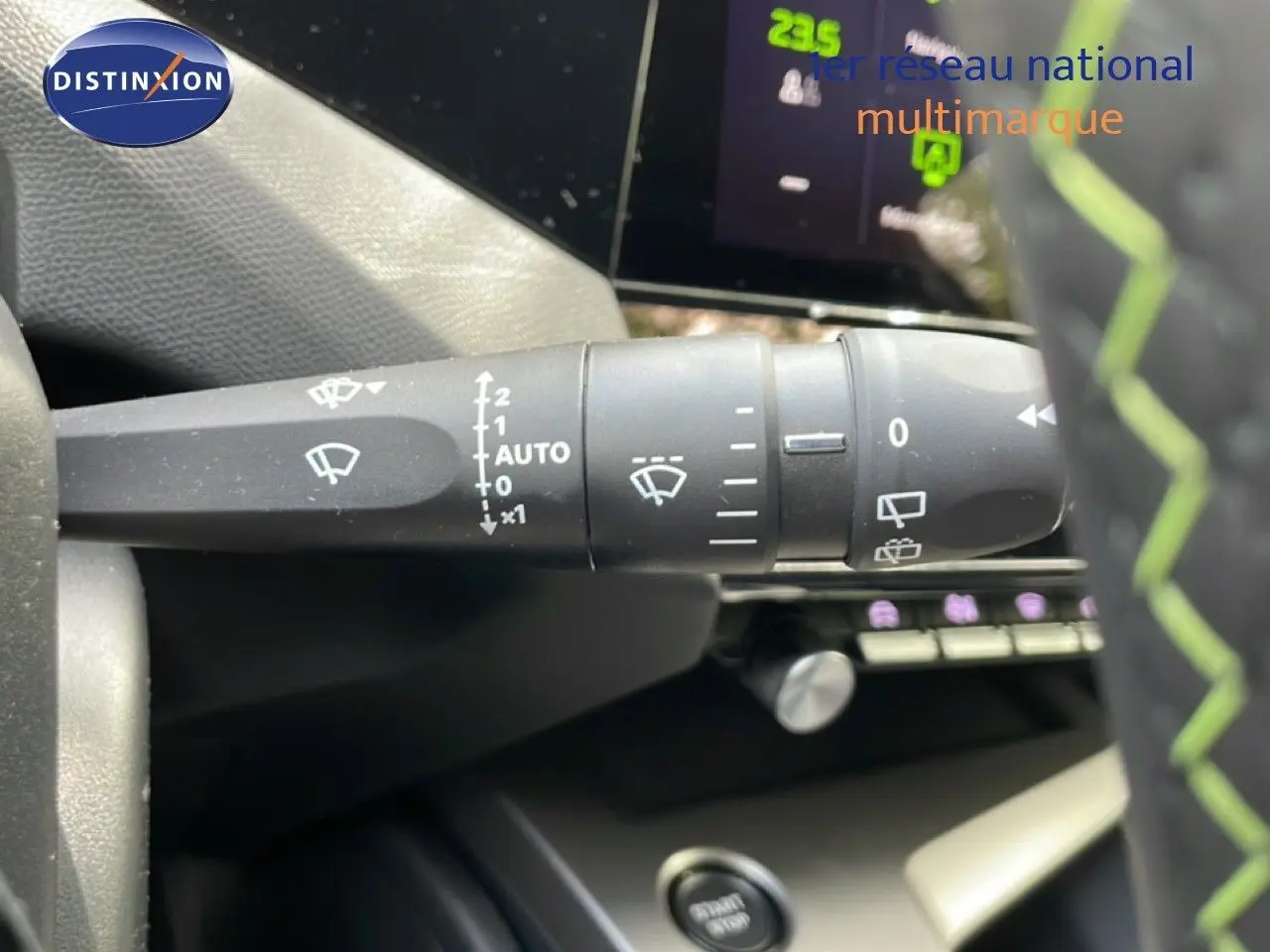 Gros plan sur la commande d’essuie-glace côté gauche du tableau de bord d’une Peugeot 308 gris Artense 2026.