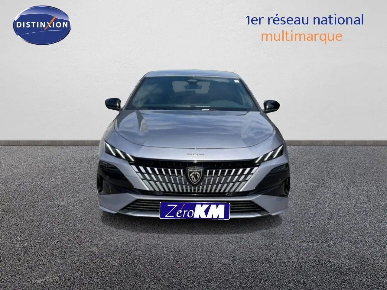 Peugeot 308 gris Artense métal vue de face, mettant en valeur sa calandre distinctive et ses phares LED fins.