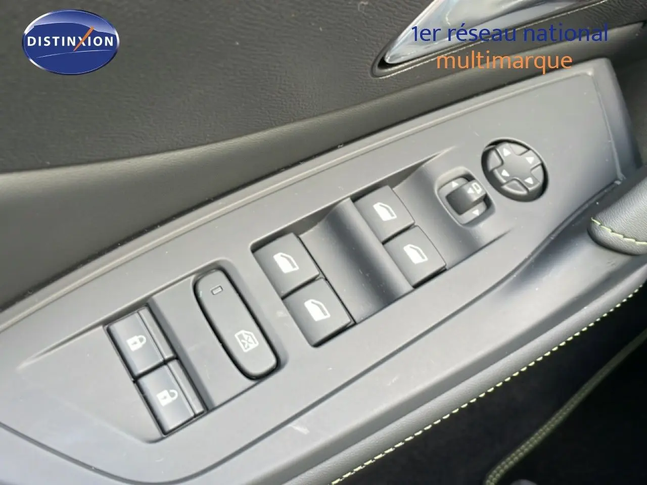 Détail des commandes de lève-vitres et rétroviseurs côté gauche intérieur d’une Peugeot 308 gris Artense hybride 2026.