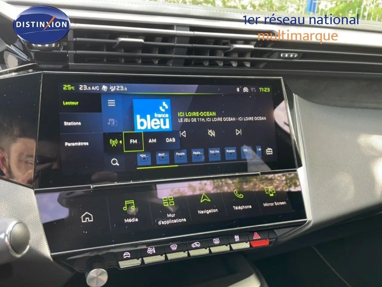Vue intérieure du tableau de bord de la Peugeot 308 hybride 2026, avec écran tactile multimédia et commandes tactiles.