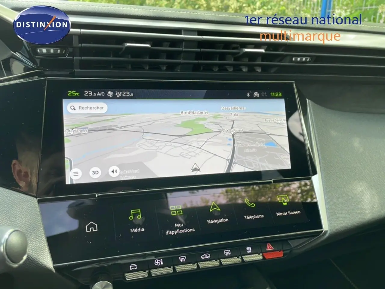 Vue rapprochée de l’écran tactile central du Peugeot 308 gris Artense, affichant la navigation et les options multimédias.
