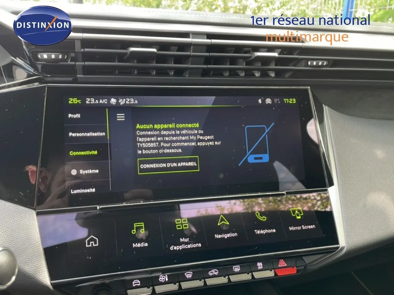 Vue rapprochée de l’écran tactile central du tableau de bord du Peugeot 308 gris Artense, affichant le menu connectivité.
