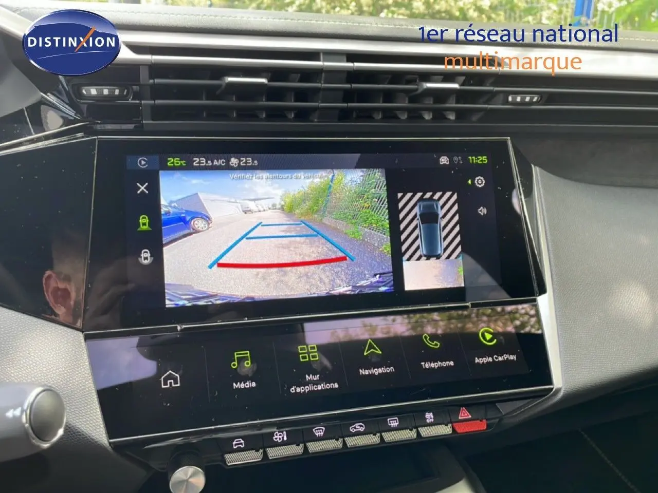 Vue rapprochée de l’écran tactile central affichant la caméra de recul dans l’habitacle noir d’une Peugeot 308 gris Artense.