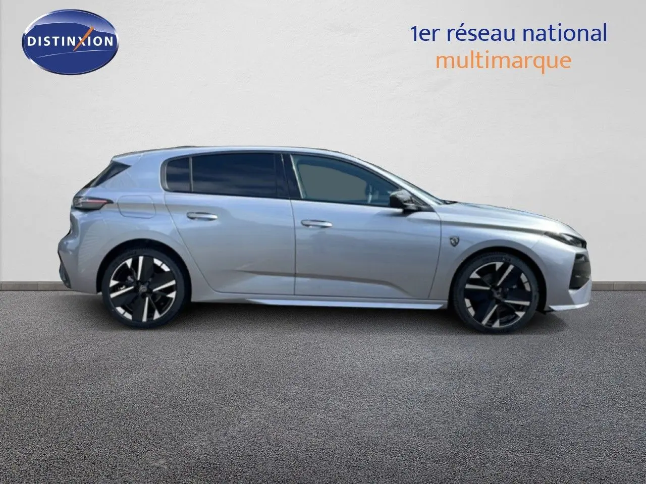Profil droit d'une Peugeot 308 gris Artense métal, version hybride 2026 avec jantes noires et détails sportifs.