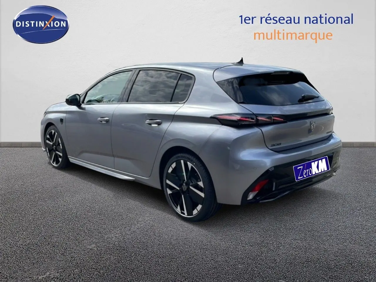 Peugeot 308 gris Artense métal vue 3/4 arrière côté gauche, avec jantes noires et vitres teintées.