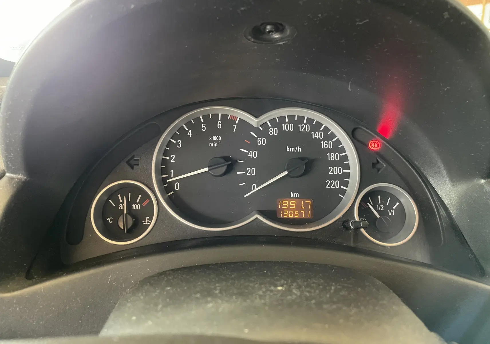 Vue rapprochée du tableau de bord de l'Opel Tigra Twintop noir 2006, affichant compte-tours, vitesse et jauges.