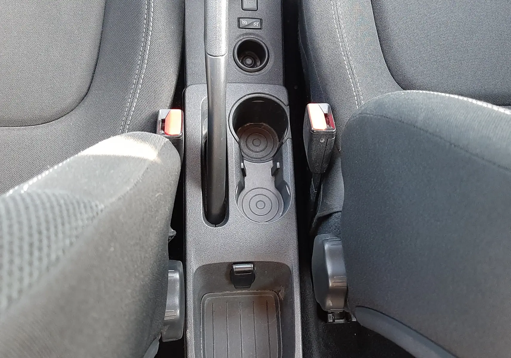 Vue intérieure avant du tableau de bord et volant noir d'un Renault Captur gris platine 2019 avec boîte manuelle.