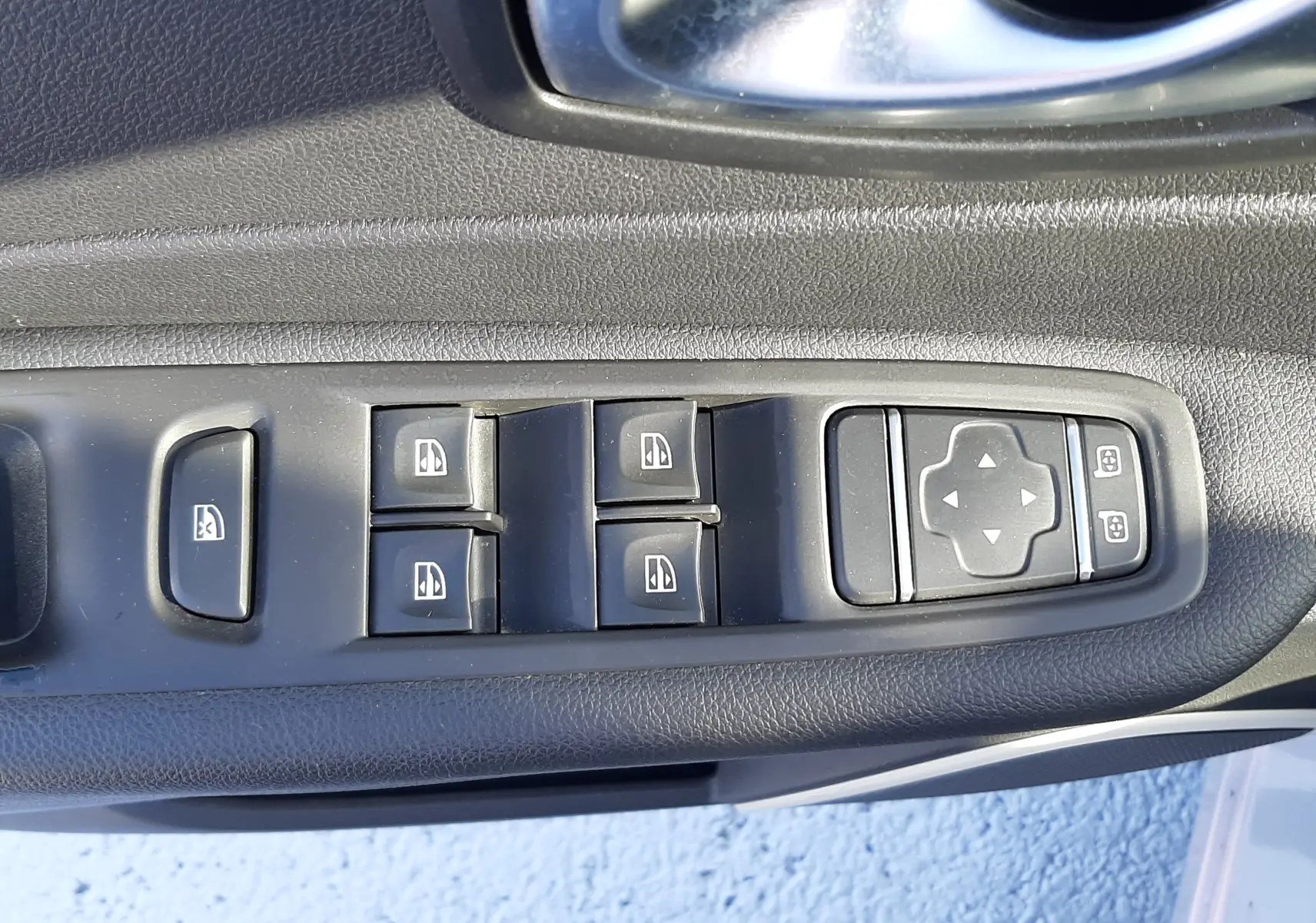 Vue rapprochée du volant en cuir noir avec logo Renault et tableau de bord numérique du Captur 2019.