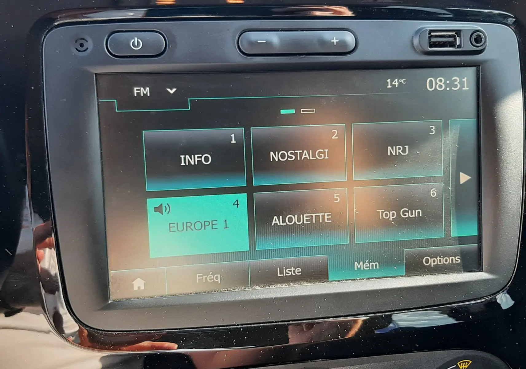 Écran tactile central du Renault Captur 2019 avec commandes climatisation et interface multimédia colorée.