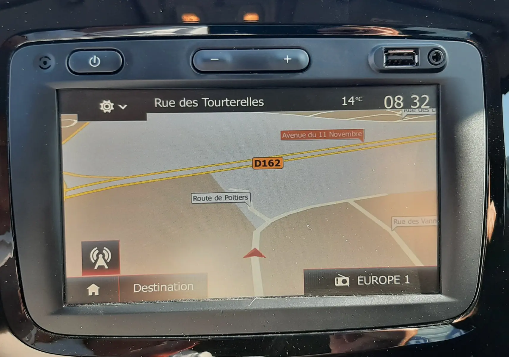 Écran tactile central du tableau de bord du Renault Captur 2019 avec commandes climatisation et message "Aucun périphérique disponible".