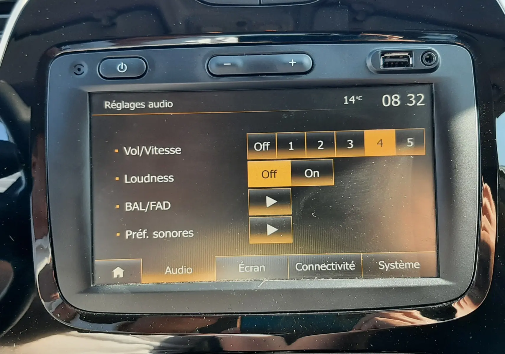 Écran tactile GPS du tableau de bord du Renault Captur 2019, affichant une carte routière avec commandes noires brillantes.