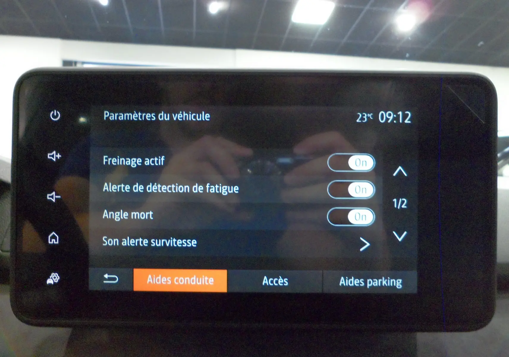 Écran tactile du tableau de bord du Dacia Jogger 2025 affichant les aides à la conduite activées.