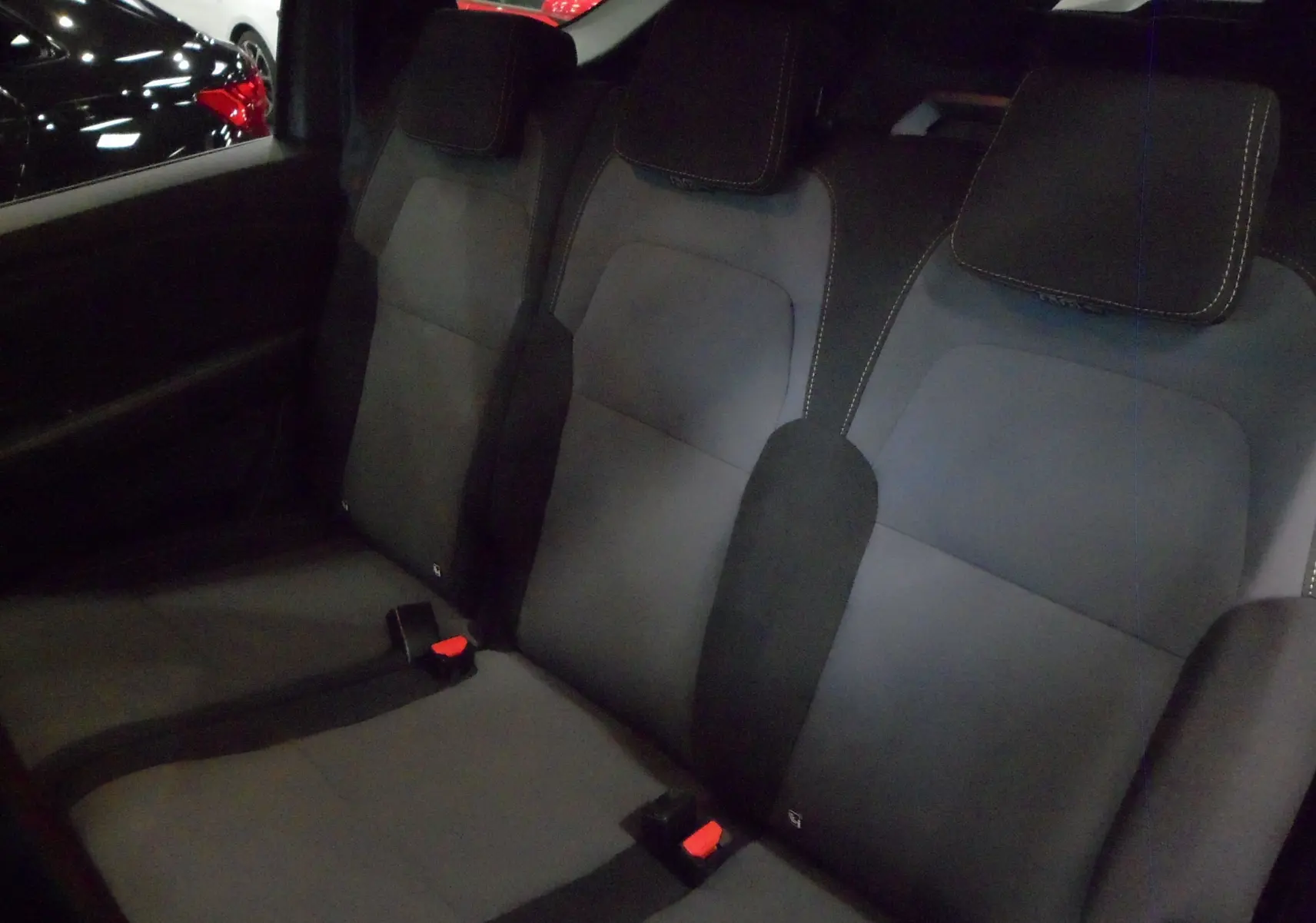 Vue intérieure des sièges arrière en tissu gris foncé du Dacia Jogger TCe 110 CH EXTREME 7 places 2025.