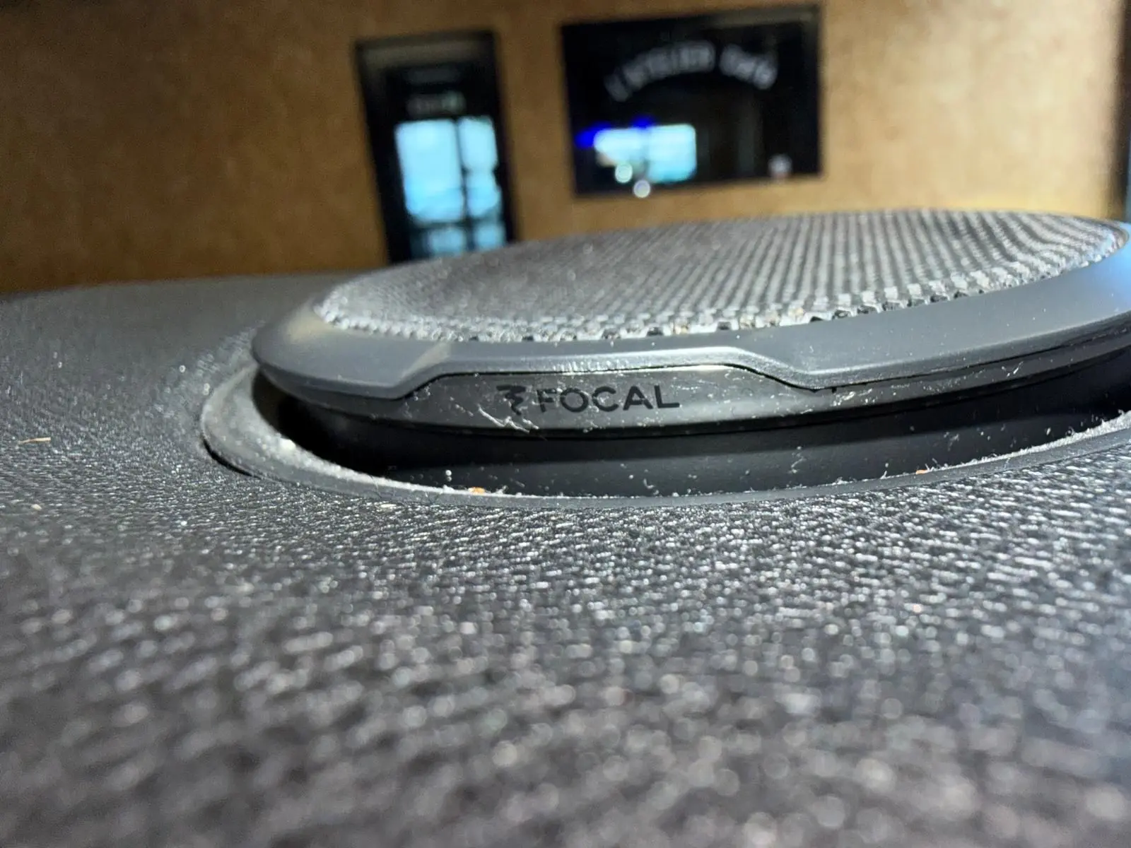 Gros plan sur le haut-parleur FOCAL intégré au tableau de bord noir de la Peugeot 508 II GT.