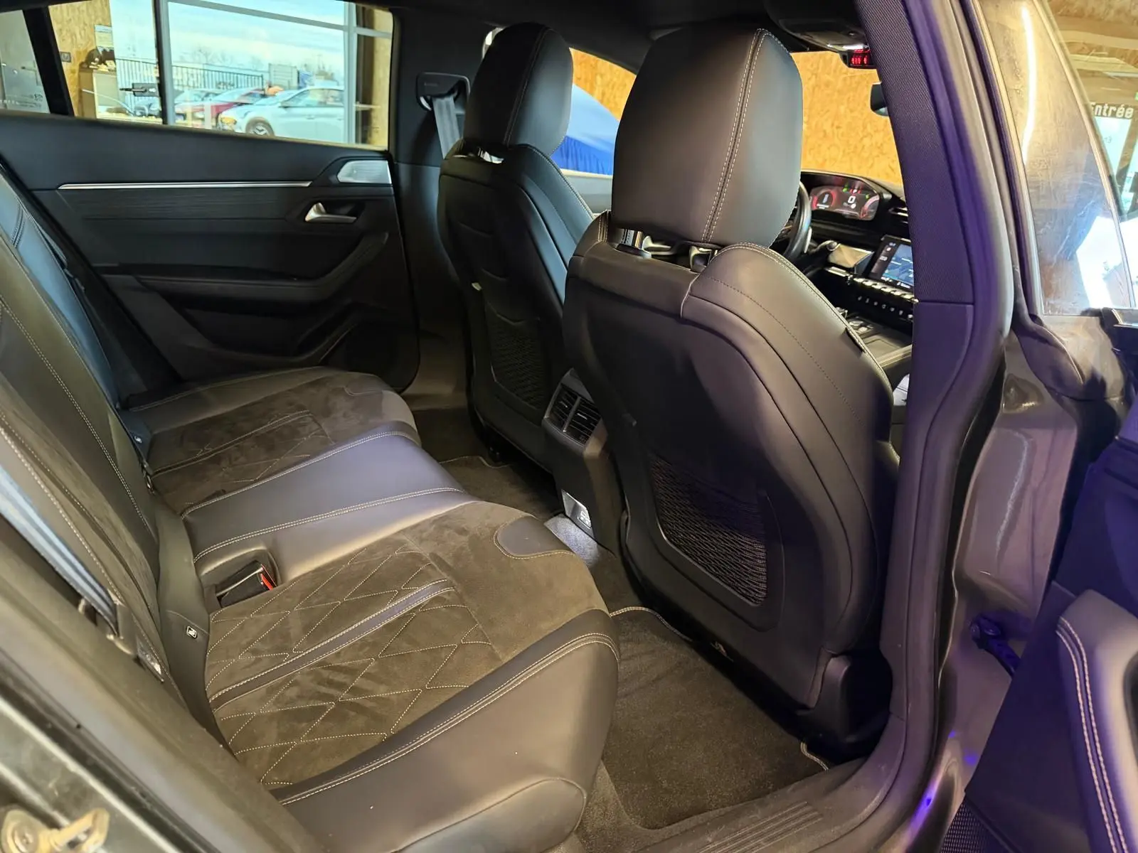 Vue intérieure arrière côté droit de la Peugeot 508 gris, avec sellerie cuir et Alcantara gris et accoudoir central.