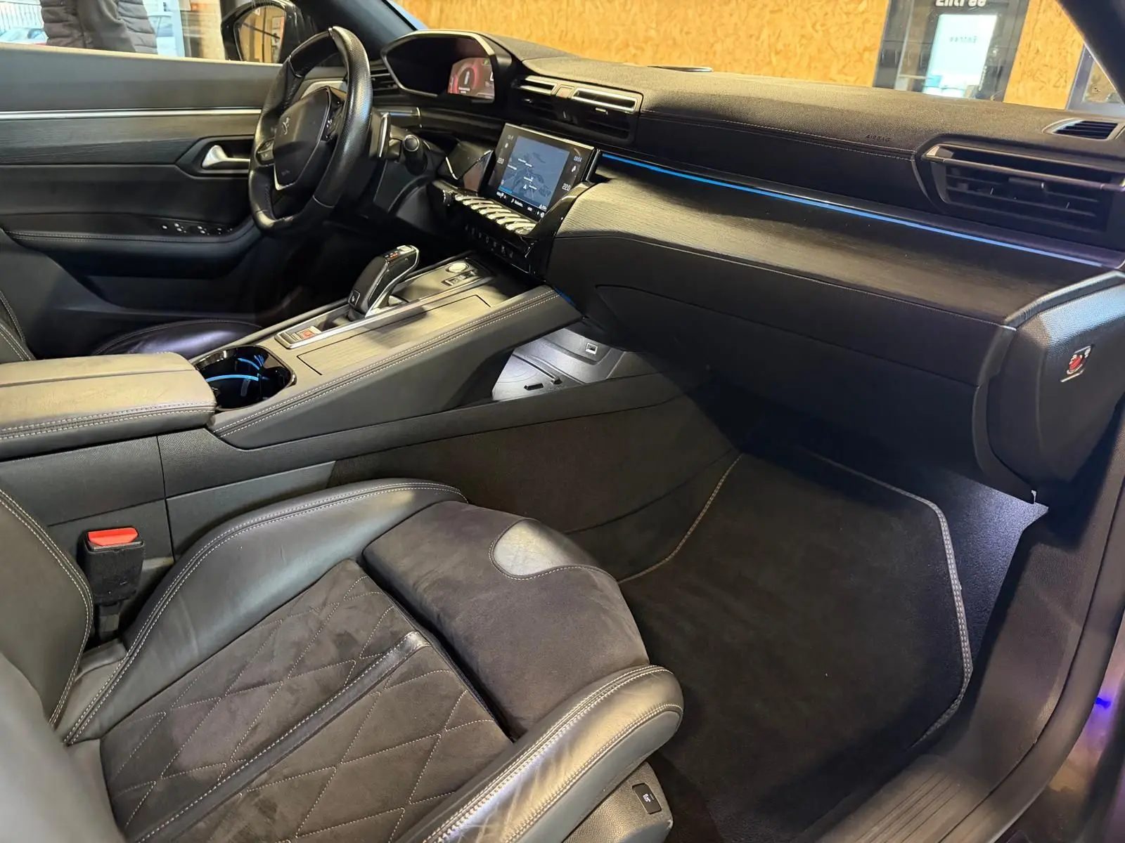 Vue intérieure côté passager avant du Peugeot 508 gris, mettant en valeur la sellerie cuir et Alcantara ainsi que la console centrale moderne.