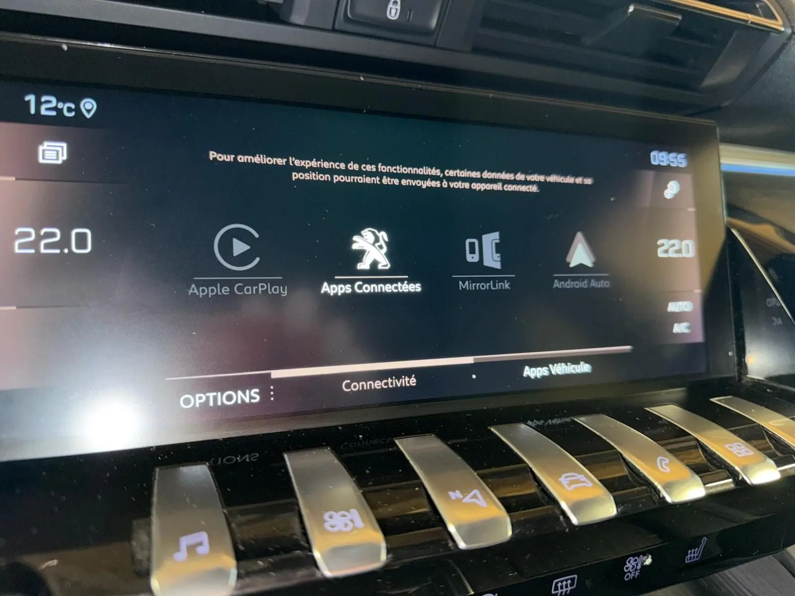 Écran tactile central de la Peugeot 508 gris, affichant les options Apple CarPlay et Android Auto, avec commandes piano.