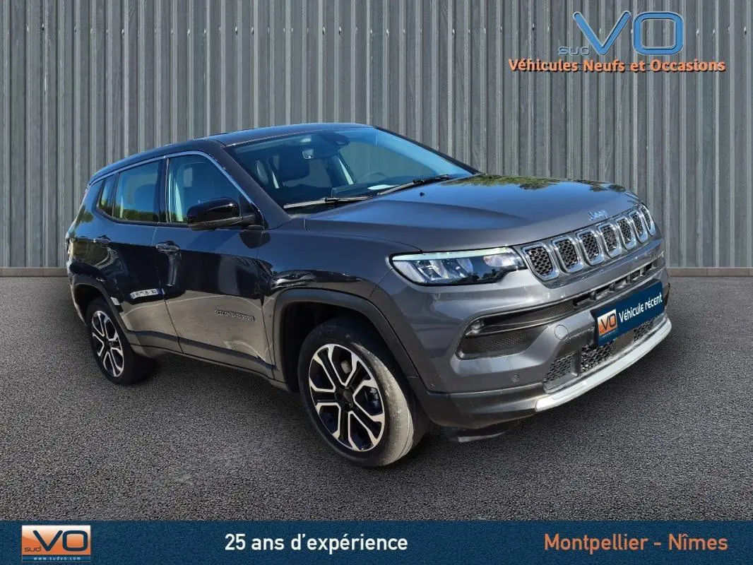 Vue 3/4 avant droit d’un Jeep Compass gris 2024 avec jantes alliage 18 pouces et calandre distinctive à sept fentes.