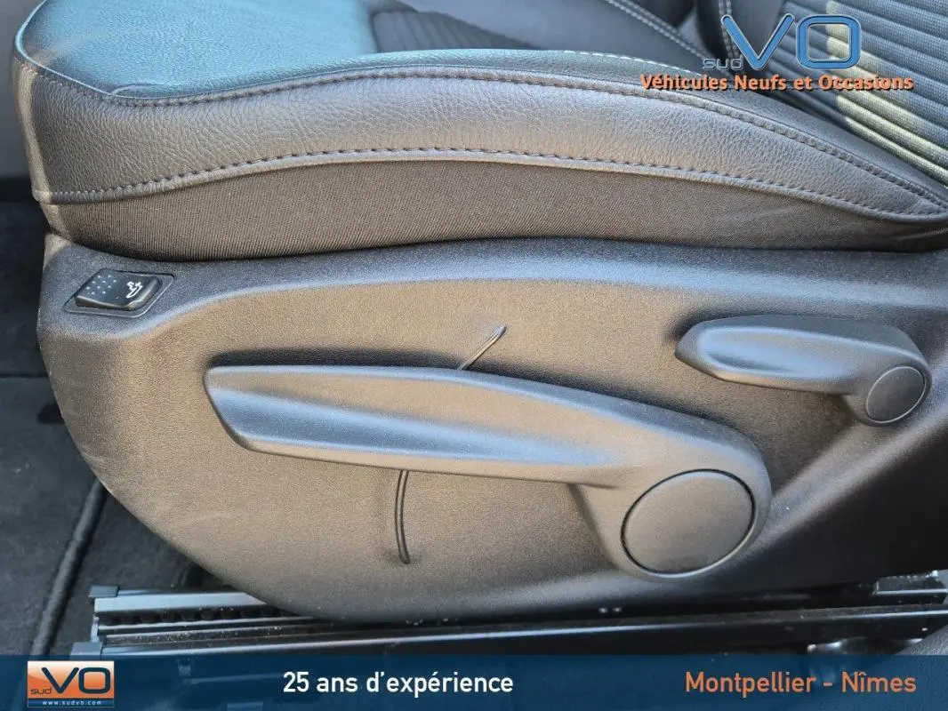 Détail de la commande de réglage du siège conducteur noir du Jeep Compass 2024 gris, version e-Hybrid Altitude.