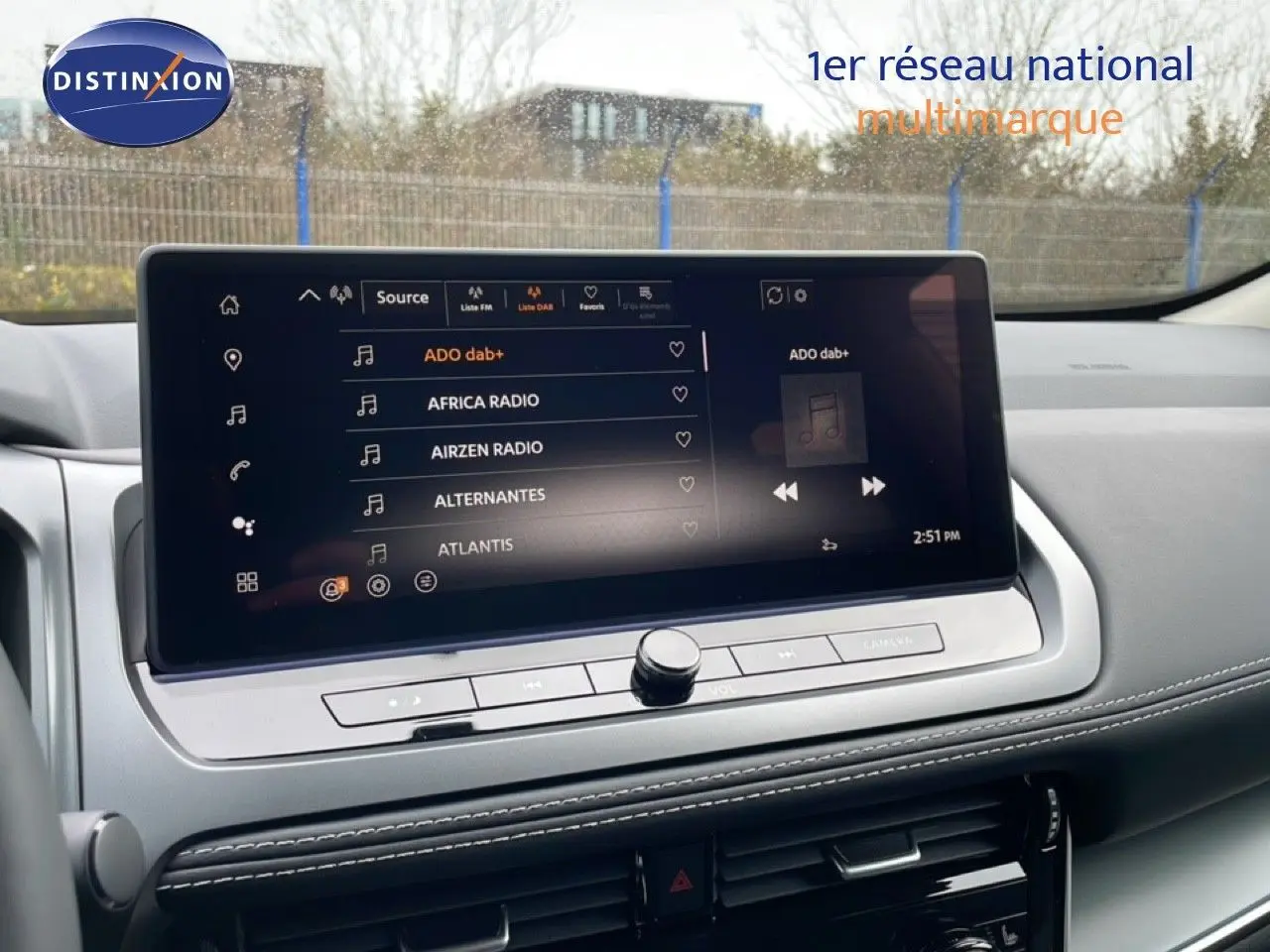 Vue rapprochée de l'écran tactile central du Nissan Qashqai 2025, affichant les stations radio numériques.