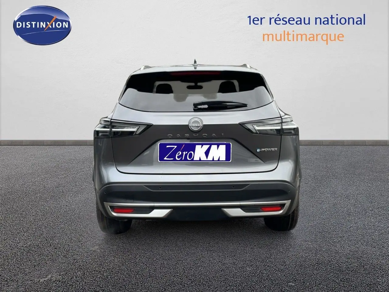 Vue arrière d'un Nissan Qashqai 1.5 E-POWER 205CH N-Connecta gris squale métal avec feux LED et hayon fermé.