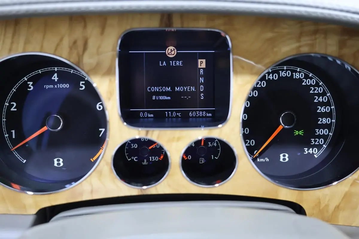 Tableau de bord en bois clair de Bentley Continental Flying Spur 2006 avec compte-tours, vitesse et écran digital central.