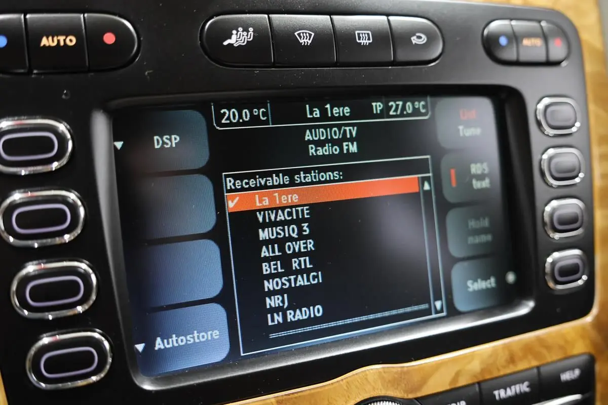 Gros plan sur l’écran central radio FM de la Bentley Continental Flying Spur 2006 avec cadre en bois clair.