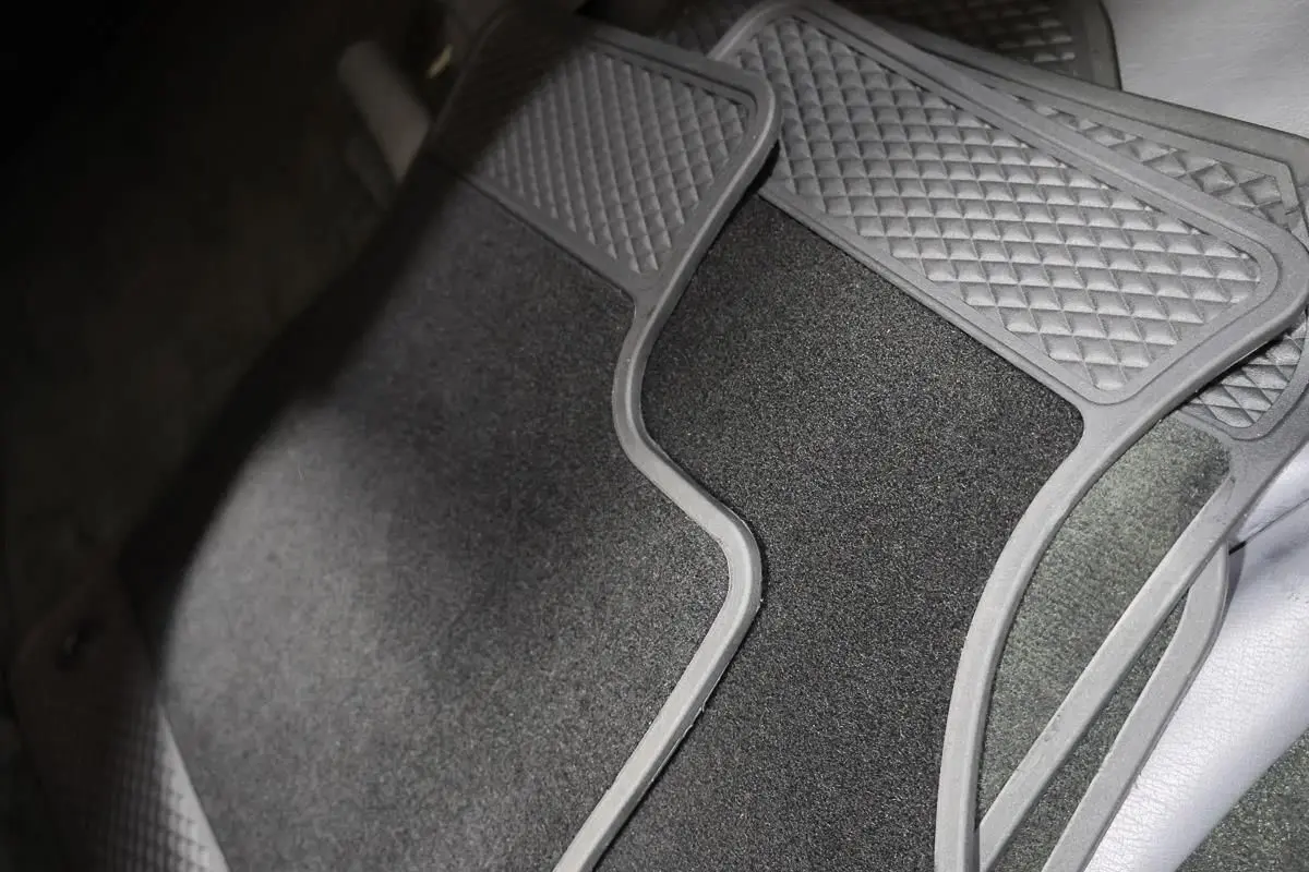 Tapis de sol gris foncé en textile et caoutchouc pour Bentley Continental Flying Spur 2006, vue rapprochée intérieure.