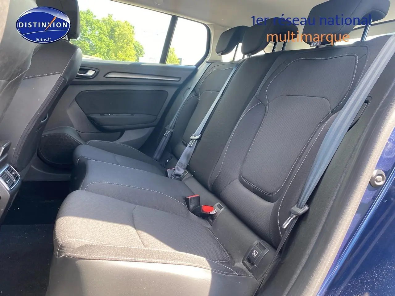 Vue intérieure côté droit des sièges arrière en tissu gris foncé d'une Renault Mégane IV Estate bleu 2022.