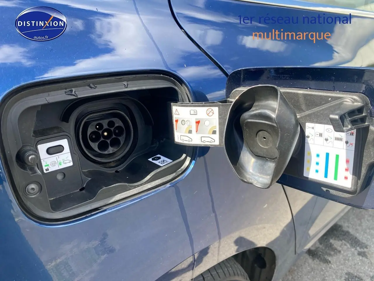 Vue rapprochée de la trappe de recharge bleu de la Renault Mégane IV Estate 1.6 e-tech plug-in côté gauche.