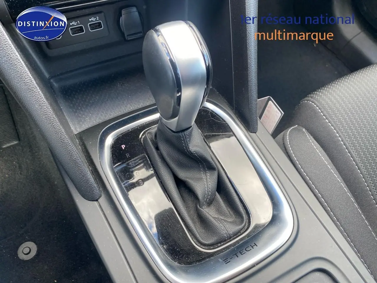 Le levier de vitesse automatique noir et argenté de la Renault Mégane IV Estate 1.6 e-tech, vue rapprochée de la console centrale.
