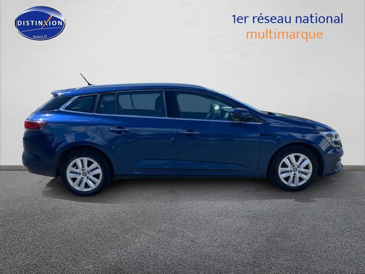 Profil droit d'une Renault Mégane IV Estate bleu 2022 avec jantes alliage et vitres teintées.