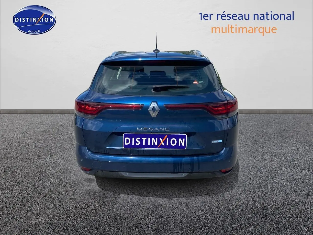 Vue arrière d'une Renault Mégane IV Estate bleu avec feux arrière LED et logo central visible.